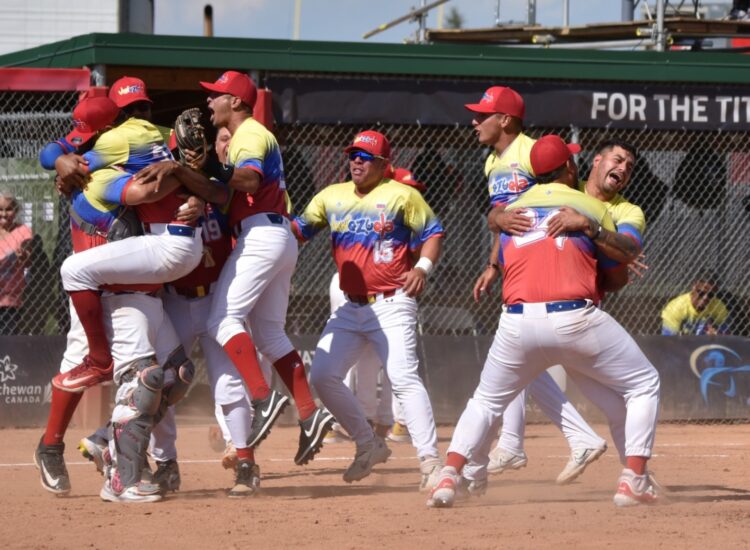 Zulianos campeones mundiales de softbol llegan a su tierra natal