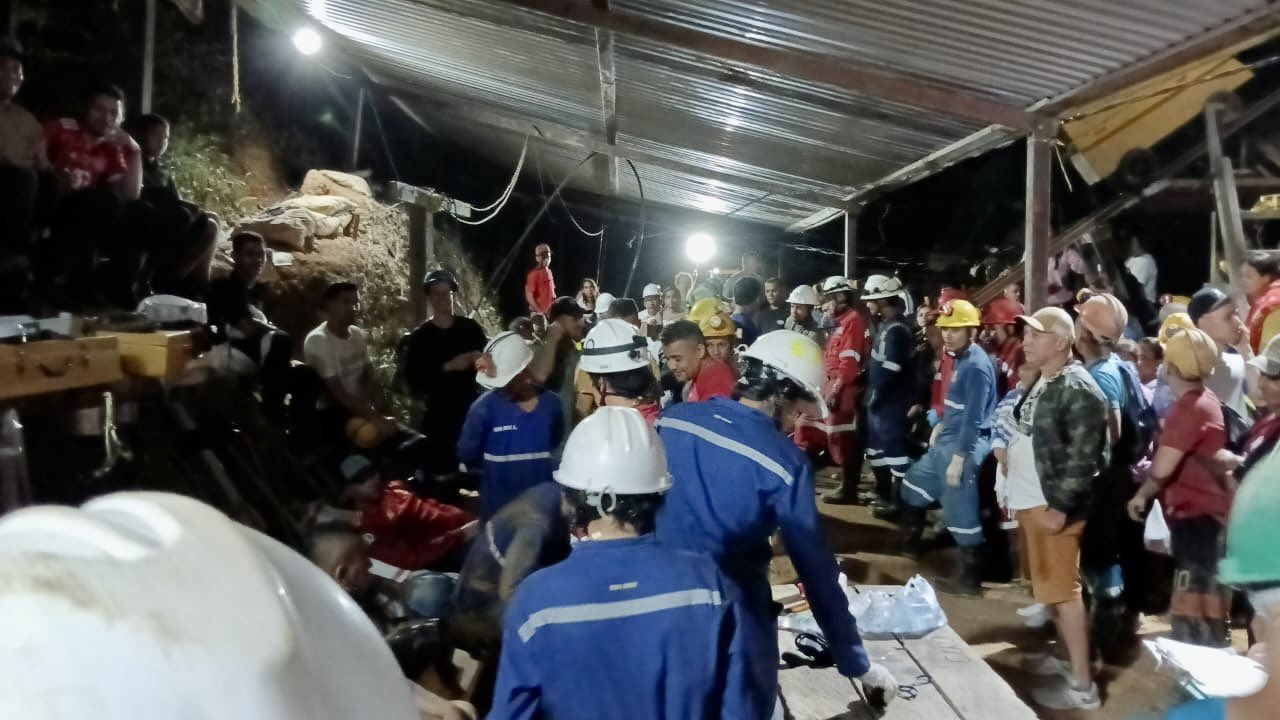 Rescatan a mineros que quedaron atrapados en mina colombiana
