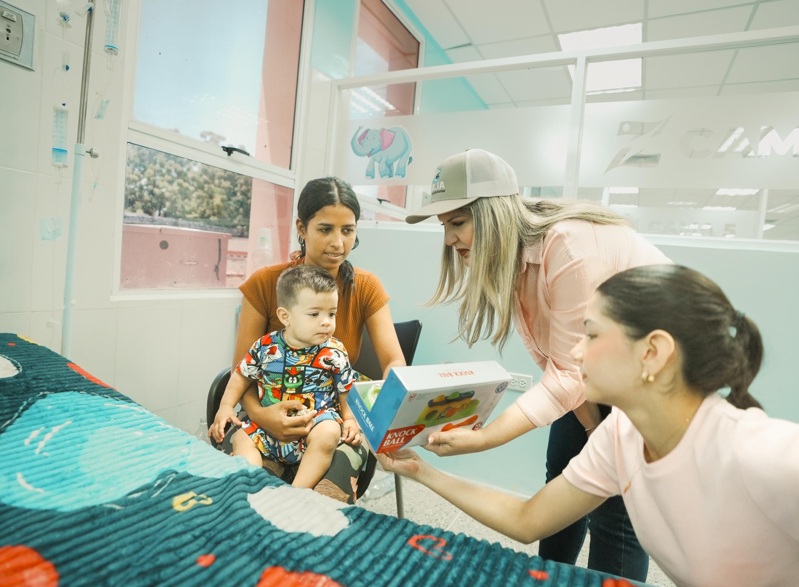 Primera dama del Zulia entrega regalos a pacientes del Hospital de Niños de Veritas y reactiva su laboratorio