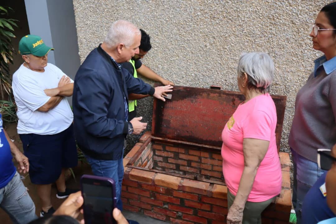 Alcalde Gustavo Fernández inspecciona trabajos de recuperación de la red de gas en el bloque 38 de la Villa Bolivariana