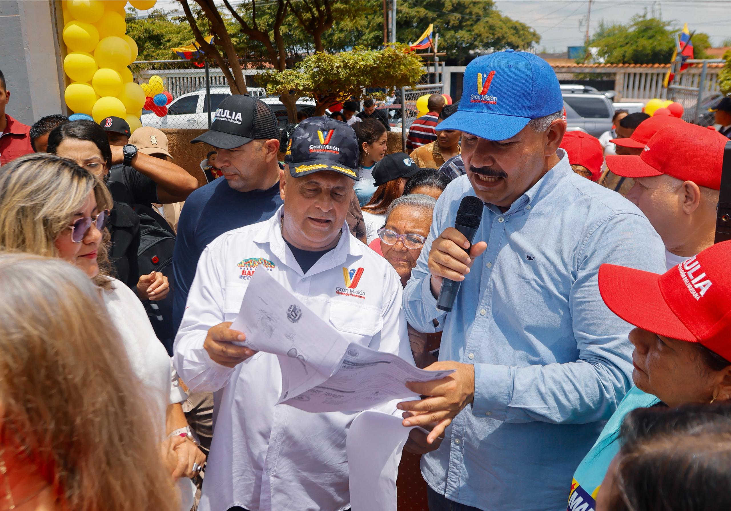 Ministro de Vivienda y Gobernador del Zulia entregan 64 apartamentos y 580 títulos de propiedad
