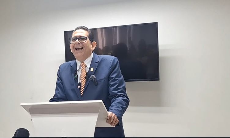 Doctor José Luis Alcalá renuncia a 