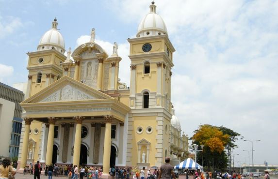 Los devotos marianos podrán recibir la bendición chiquinquireña y carmeliteña: En la Basílica, el rezo del Rosario iniciará a las 4:00 pm