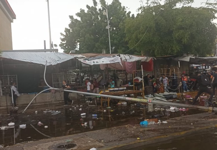 Calles inundadas y postes caídos dejó el chubasco en Maracaibo este martes 29-Jul
