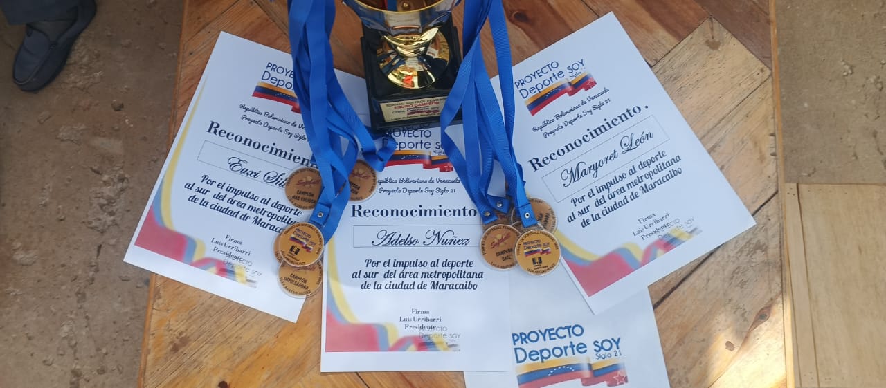 Arranca torneo de softbol femenino en San Francisco con homenaje a glorias deportivas del Zulia