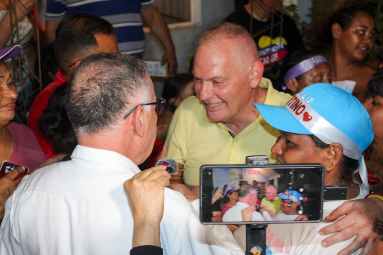 Di Martino recorrió parroquia Venancio Pulgar junto a Arias Cárdenas