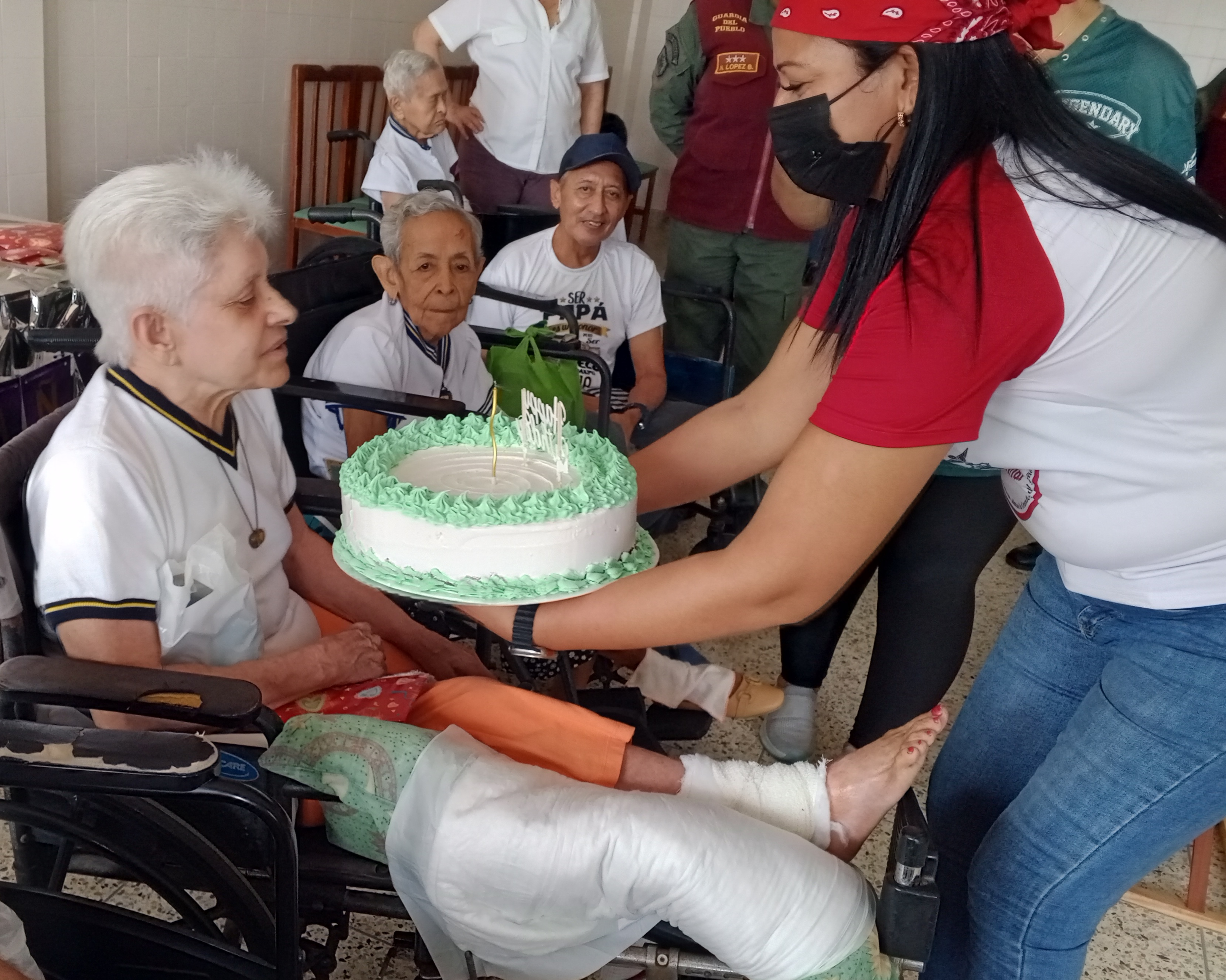 Amor y compromiso: Dos fuerzas que a 40 abuelos en el Hogar Santa Cruz les devolvieron la dicha de vivir