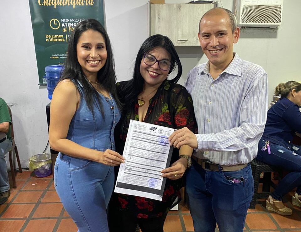 ¡Campanas de boda! Nuestra compañera de labores, Andrea Guerrero, se unió en matrimonio civil