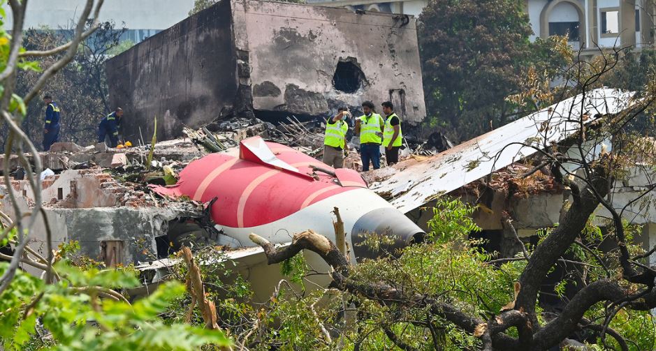 Caja negra del avión involucrado en la tragedia de Air India, reveló que el capitán cortó a propósito el combustible