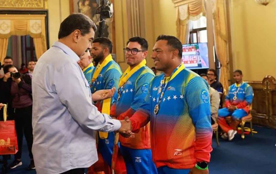Presidente Maduro condecora a equipo venezolano campeón mundial de Softbol