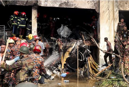 Al menos 18 muertos y decenas de heridos dejó accidente de avión militar al estrellarse contra una escuela en Bangladesh