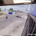 Grabaron muerte de motorizado al impactar contra un carro en Panamericano