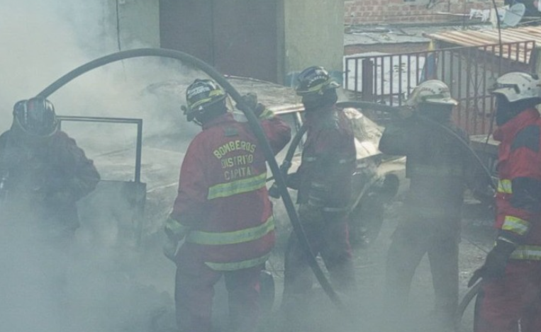 Un joven muerto dejó fuerte explosión entre dos vehículos en Los Frailes de Catia