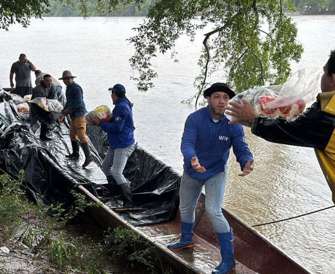Programa Mundial de Alimentos (PMA) de la ONU reparte alimentos a afectados de Apure