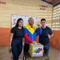 El candidato Héctor Soto ejerció su derecho al voto en la escuela Adán Sthormes en San Francisco