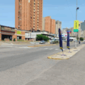 Vehículo se dio a la fuga tras impactar contra una pareja de motorizados en la avenida 5 de Julio