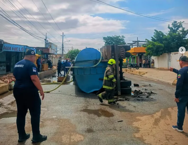 Descontrol y vuelco de una gandola con 36 mil litros de agua generó caos en La Pastora