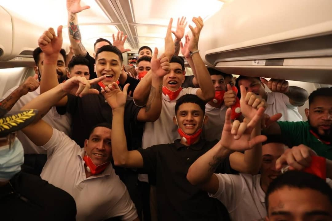 Llegada de repatriados desde EEUU, detenidos de El Salvador y liberación de presos políticos marcaron la jornada de este viernes en Venezuela