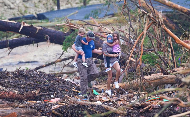 Asciende a 104 los fallecidos tras mortíferas inundaciones en Texas