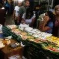 Vendedores en Las Pulgas: En muchos hogares de Maracaibo no se dan 
