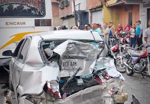 Choque múltiple dejó dos fallecidos y más de 13 heridos en Caracas