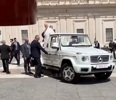 Papa León recibió un Cuatro como obsequio por miembros de Adveniat, banca católica zuliana