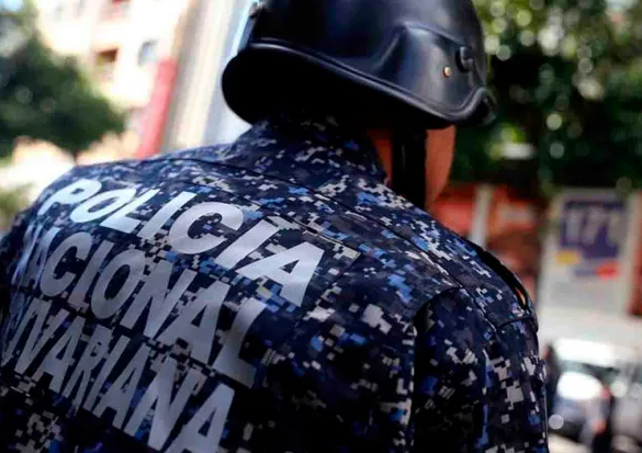 Tomarán acciones legales contra oficial de la PNB por golpear a una compañera debajo del distribuidor Delicias