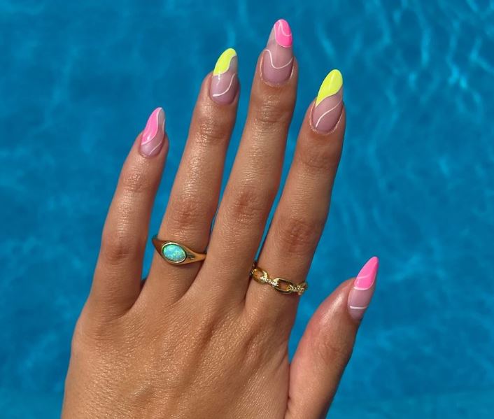Las uñas neón regresan este verano 2025: del verde lima a las irresistibles ‘halo nails’
