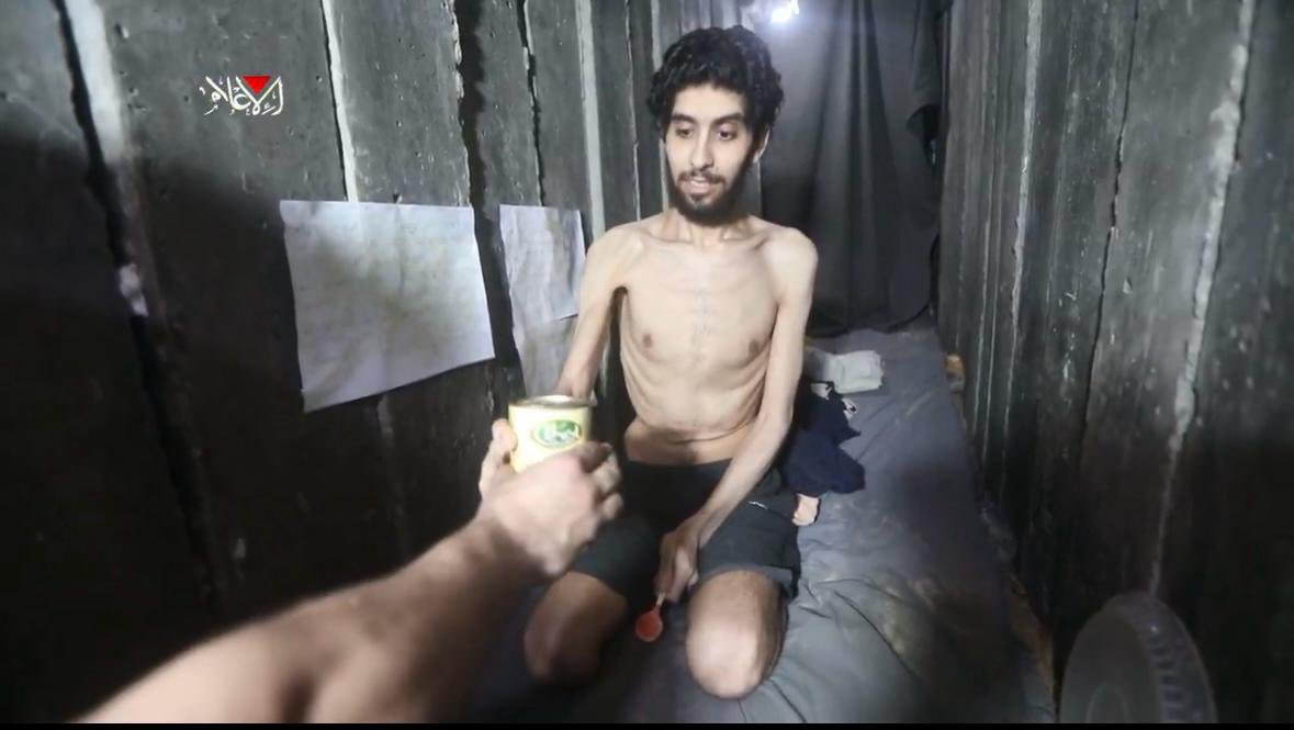 Rehén israelí es obligado a cavar su tumba, según video de Hamás