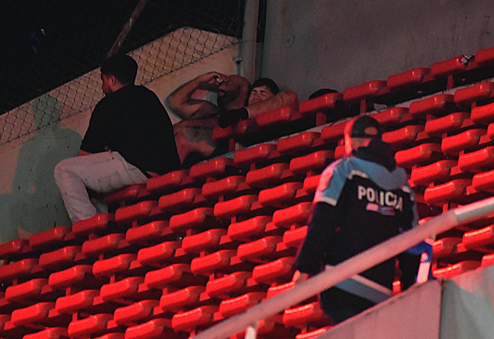 Noche oscura en el fútbol sudamericano: Batalla campal deja heridos de gravedad en Avellaneda
