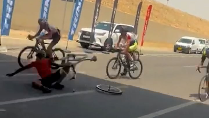 Celebración anticipada termina en accidente en el Campeonato Iraquí de Ciclismo