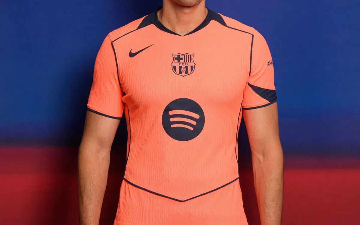 Barcelona rinde homenaje a su histórico ‘sextete’ con nueva equipación