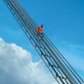 Un hombre desciende de las guayas del Puente sobre el Lago y lo apodan 