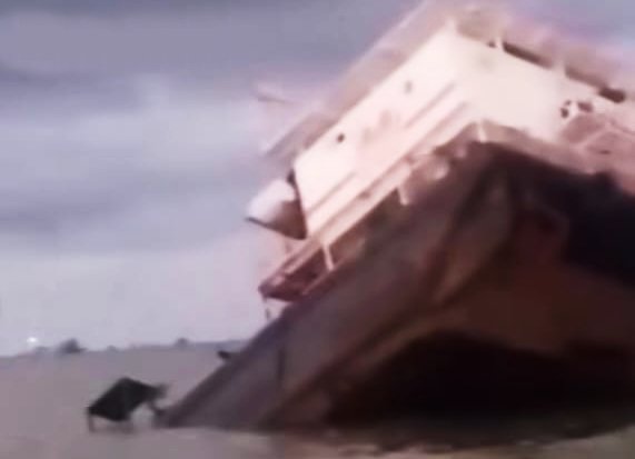 Se hundió una gabarra petrolera en el Lago de Maracaibo, cerca de la costa del municipio Simón Bolívar