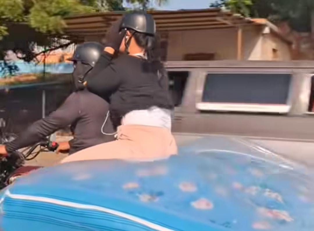 ¿Chiste regional o peligro en la vía?: El video del motorizado que transporta un colchón y a una mujer sentada encima sosteniéndolo en la C-1