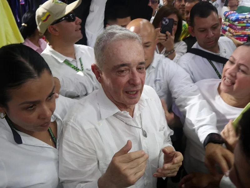 Álvaro Uribe recibe la boleta de libertad y convoca de inmediato a un primer acto público
