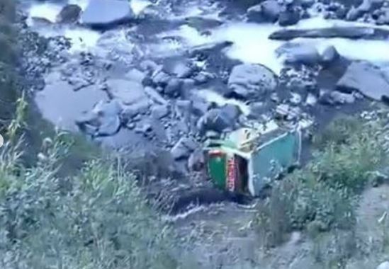 Diez muertos y 37 heridos al caer un bus a un río en la sierra de Perú