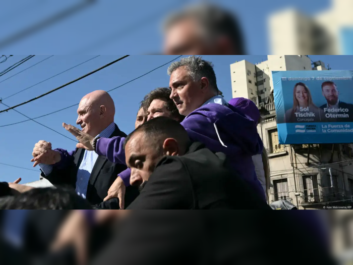 Le cayeron a piedras a Milei