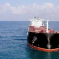 Petrolero fletado por Chevron llegó a Venezuela para cargar crudo: Reuters