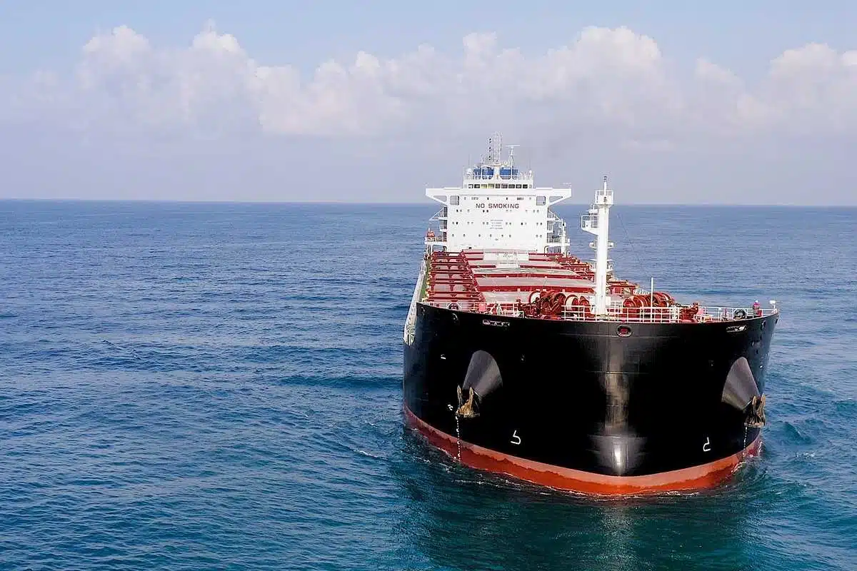 Petrolero fletado por Chevron llegó a Venezuela para cargar crudo: Reuters