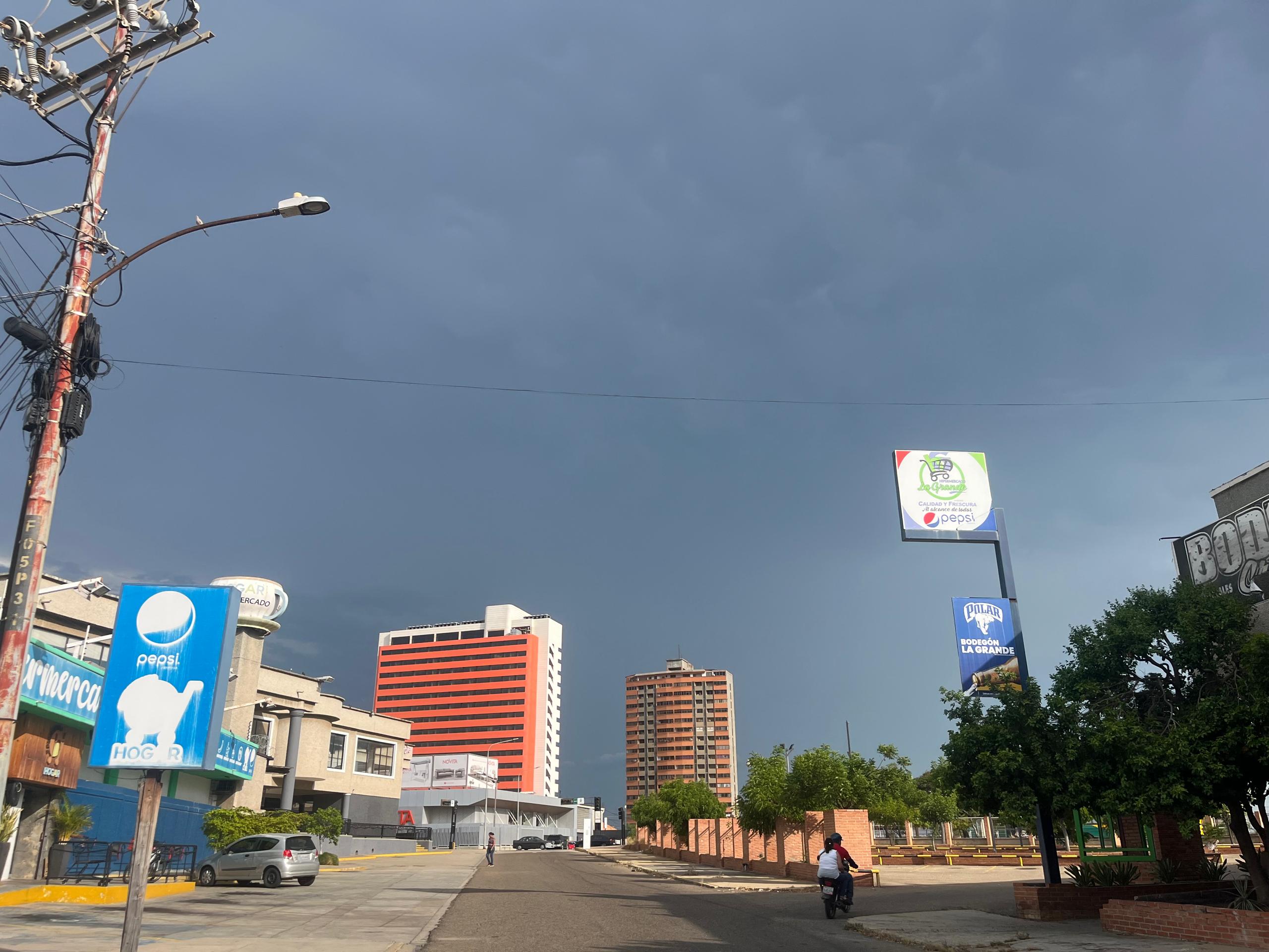 Se aproxima un palo de agua en Maracaibo este martes en horas de la tarde
