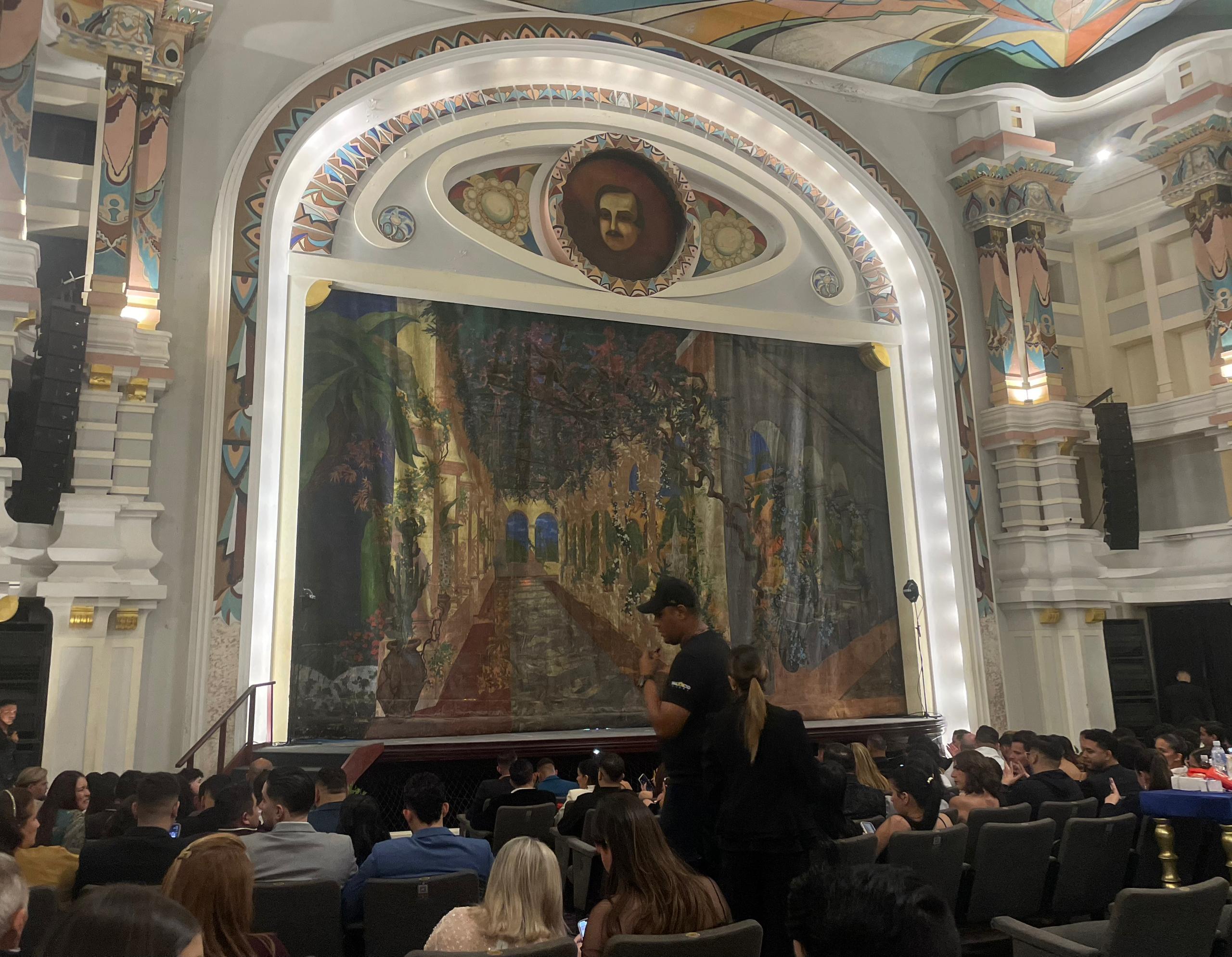 Así se encuentra el escenario del Teatro Baralt antes de comenzar la gala del Miss Zulia 2025