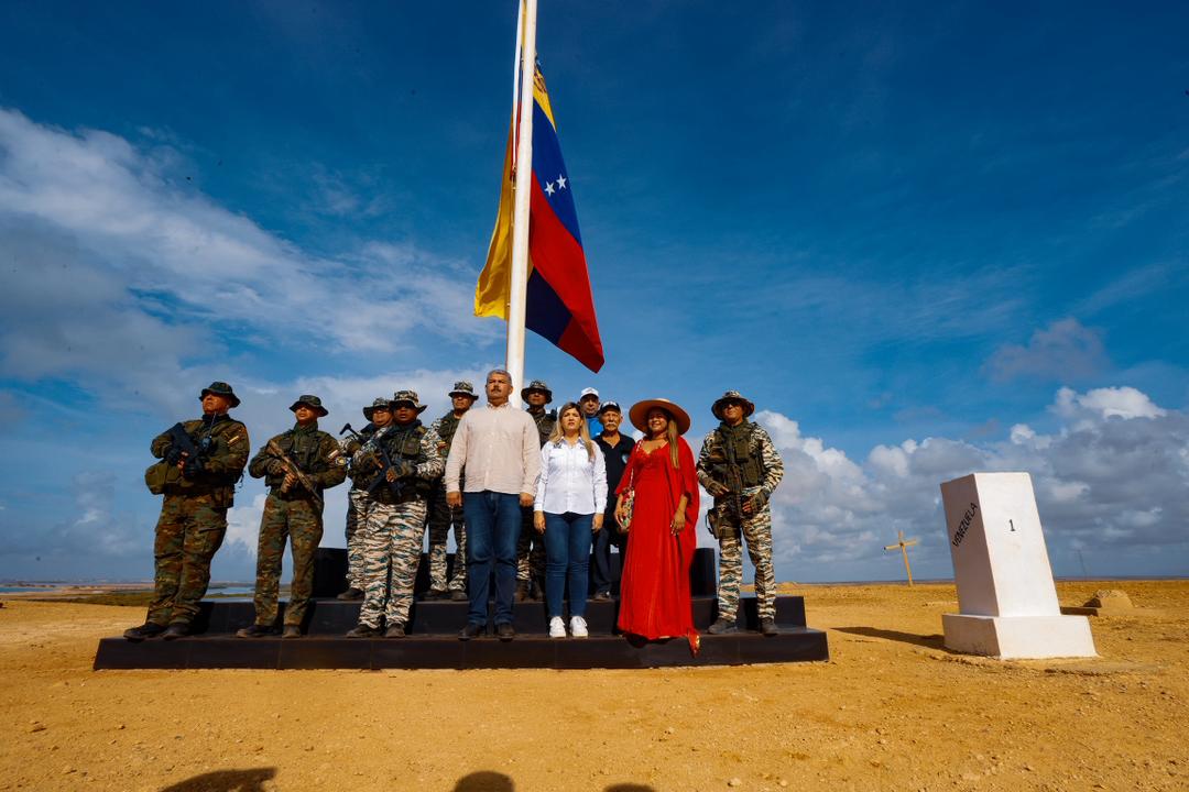 Gobernador Caldera y autoridades militares del Zulia izaron la bandera nacional en Castilletes