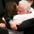 Así fue el emotivo abrazo entre la esposa y el padre de Miguel Uribe Turbay durante velación en el Congreso