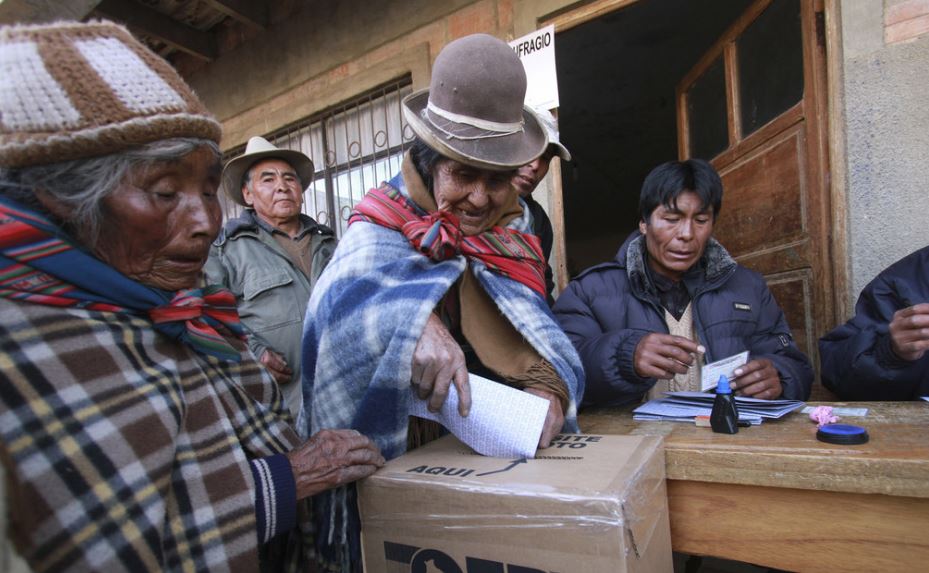 Reportan explosión cerca de un centro de votación en Bolivia