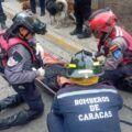 Bomberos de Caracas rescataron a hombre que cayó al Guaire