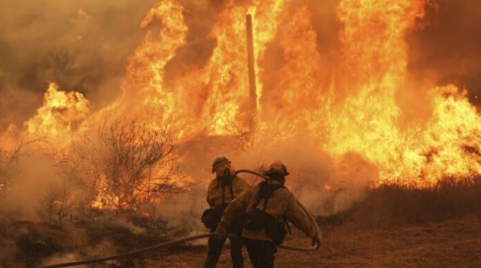 Incendios fuera de control devoran California