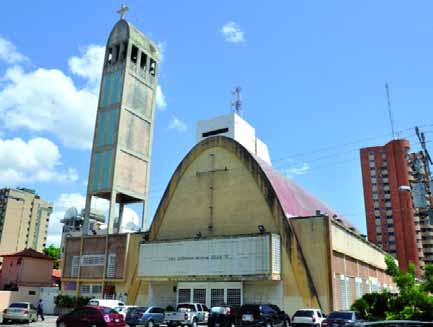 Padre Claret y el toldito de Los Morochos: Donde convergen oraciones y olor a frutas frescas