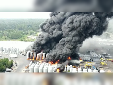 Incendio de gran magnitud arrasa planta industrial en EEUU