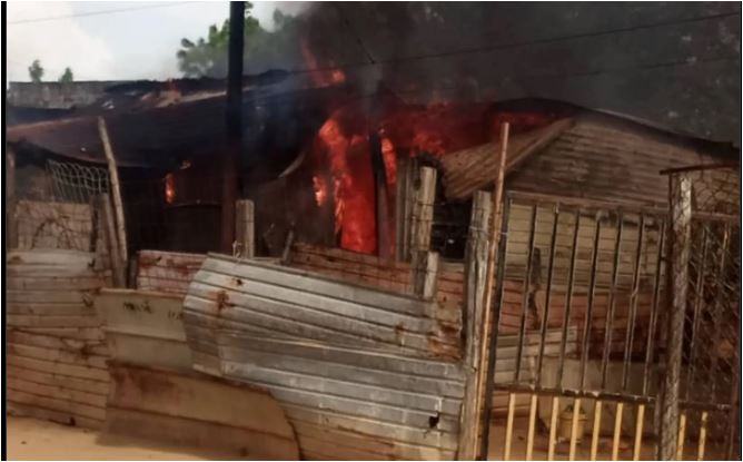 Vecinos de La Revancha solicitan apoyo urgente a los Bomberos de Maracaibo para sofocar un incendio